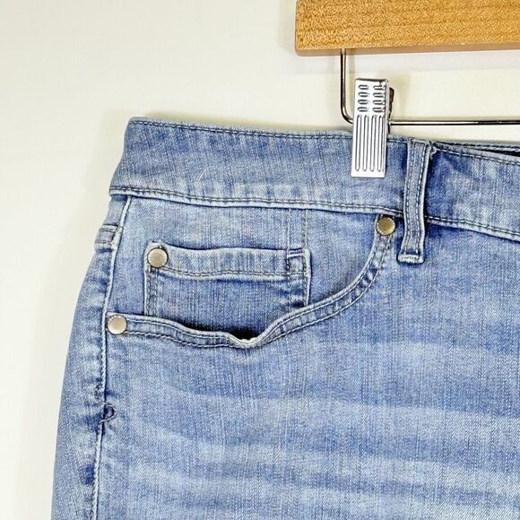 Torrid Light Wash Cropped Cut Off Frayed‎ Hem Denim Jean Shorts Women's 24 Plus - Picture 2 of 6